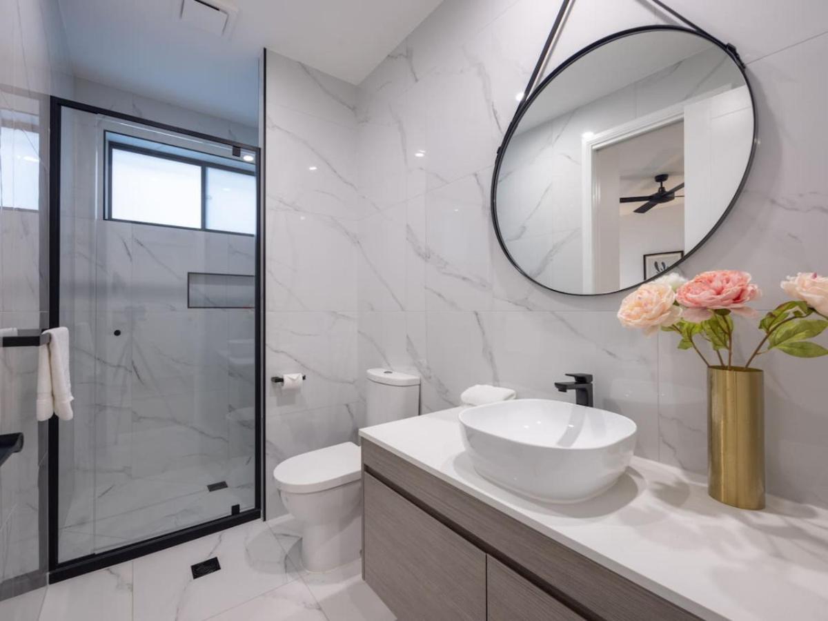 Modern Elegance Spacious 5BR Retreat in Rochedale