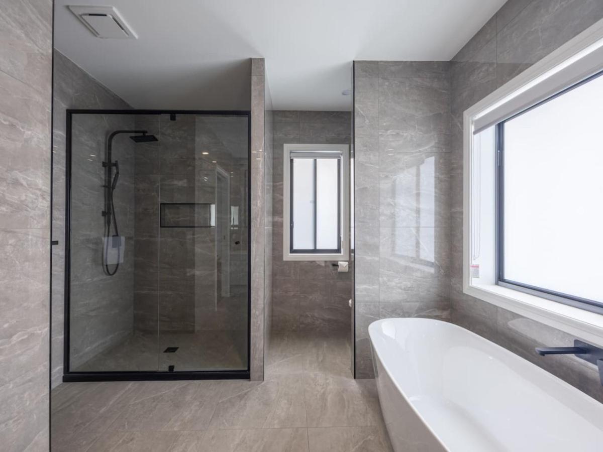 Modern Elegance Spacious 5BR Retreat in Rochedale