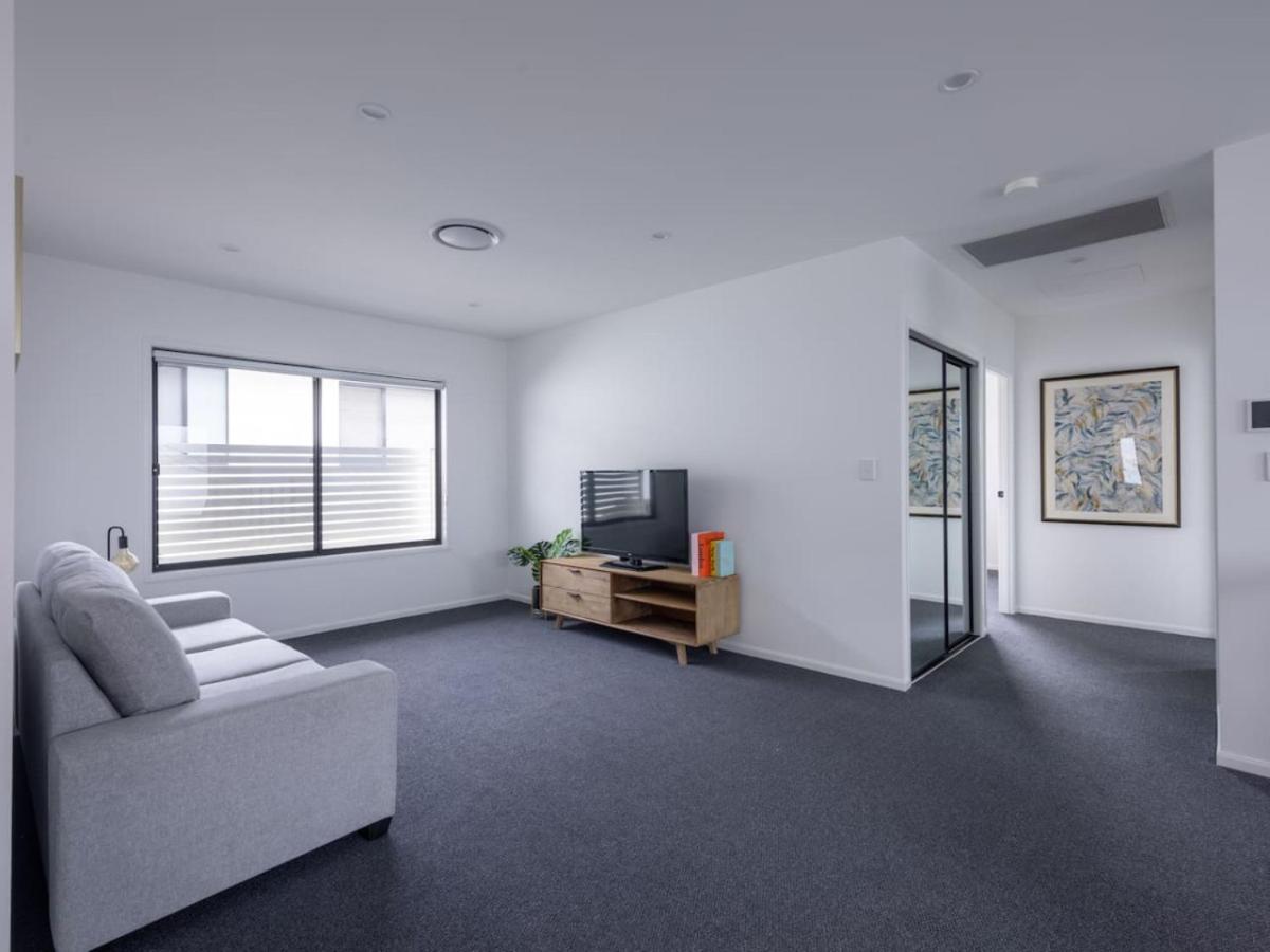 Modern Elegance Spacious 5BR Retreat in Rochedale