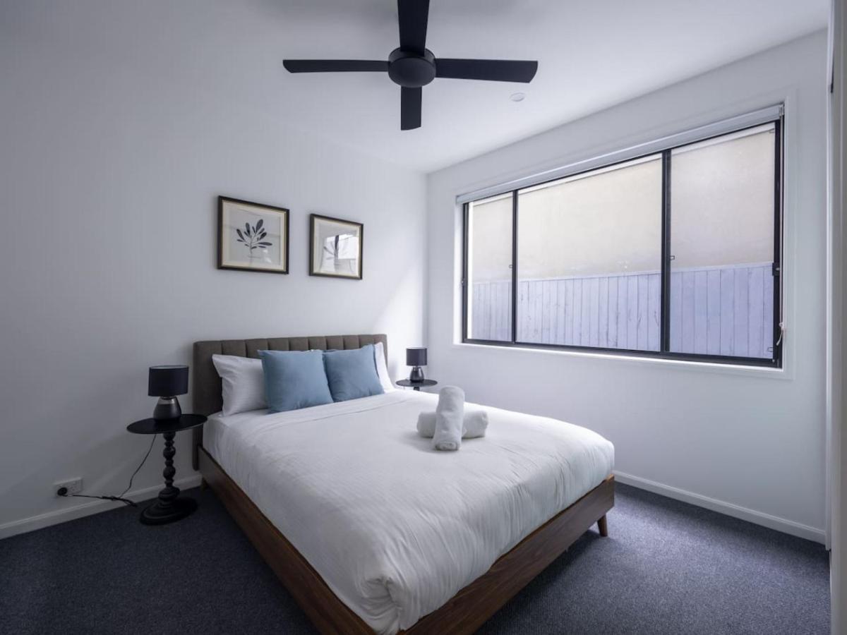 Modern Elegance Spacious 5BR Retreat in Rochedale