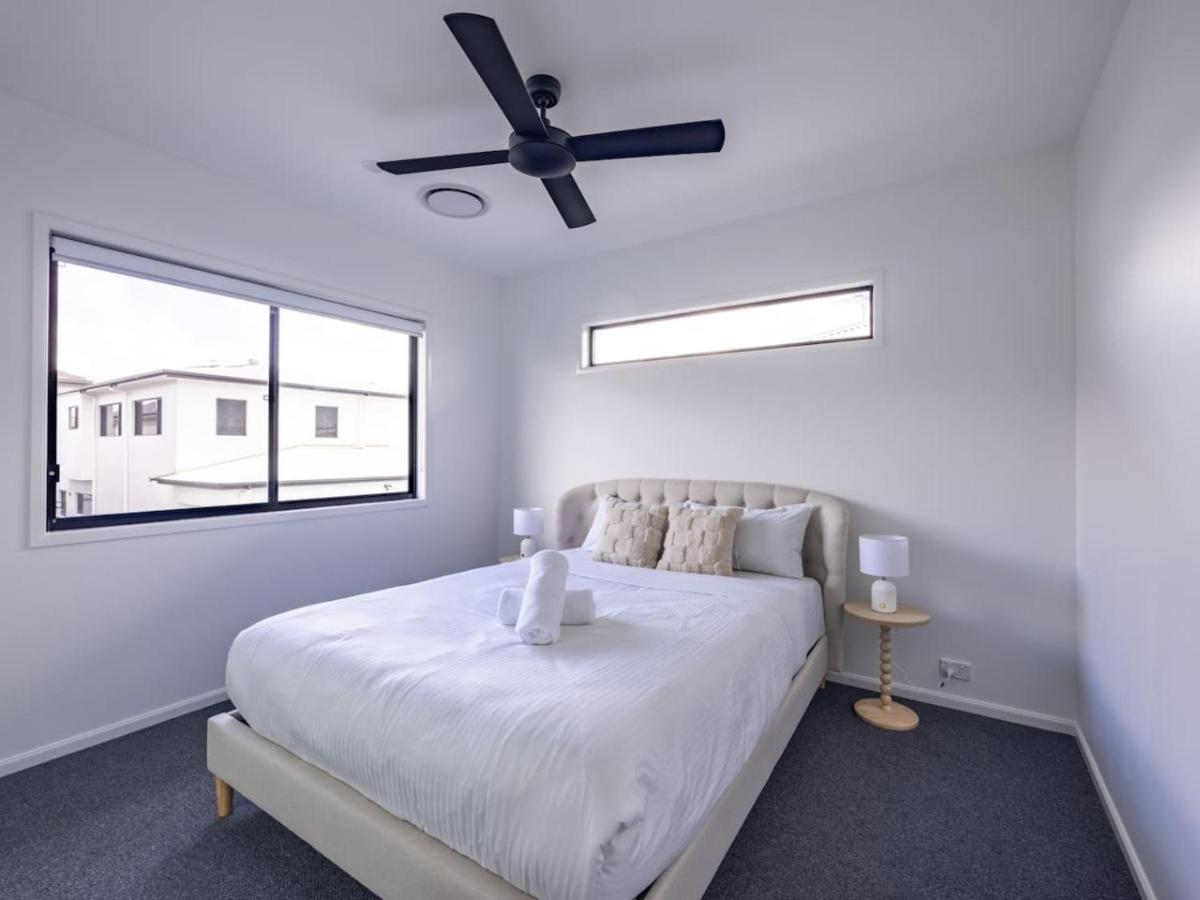 Modern Elegance Spacious 5BR Retreat in Rochedale