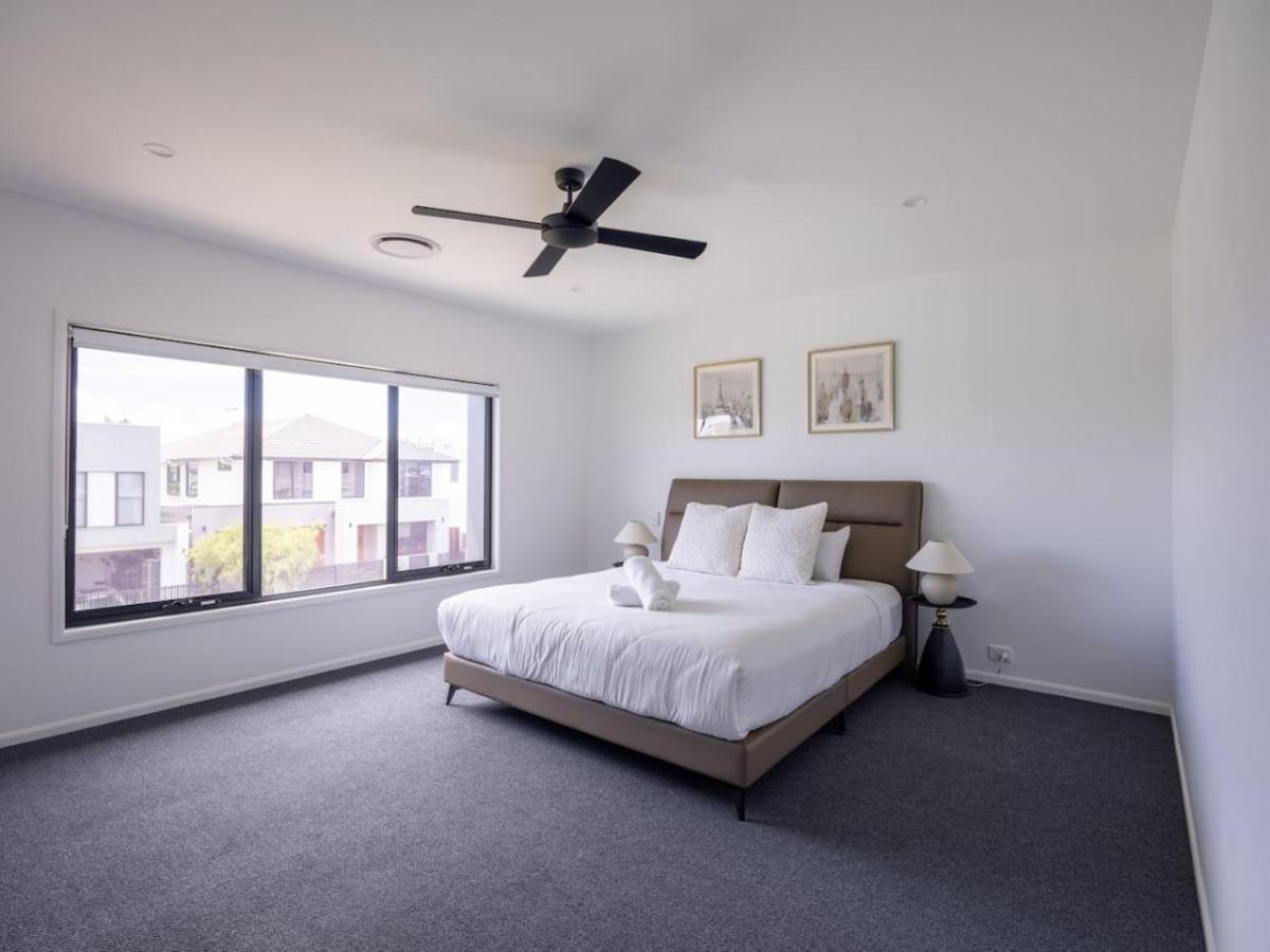 Modern Elegance Spacious 5BR Retreat in Rochedale