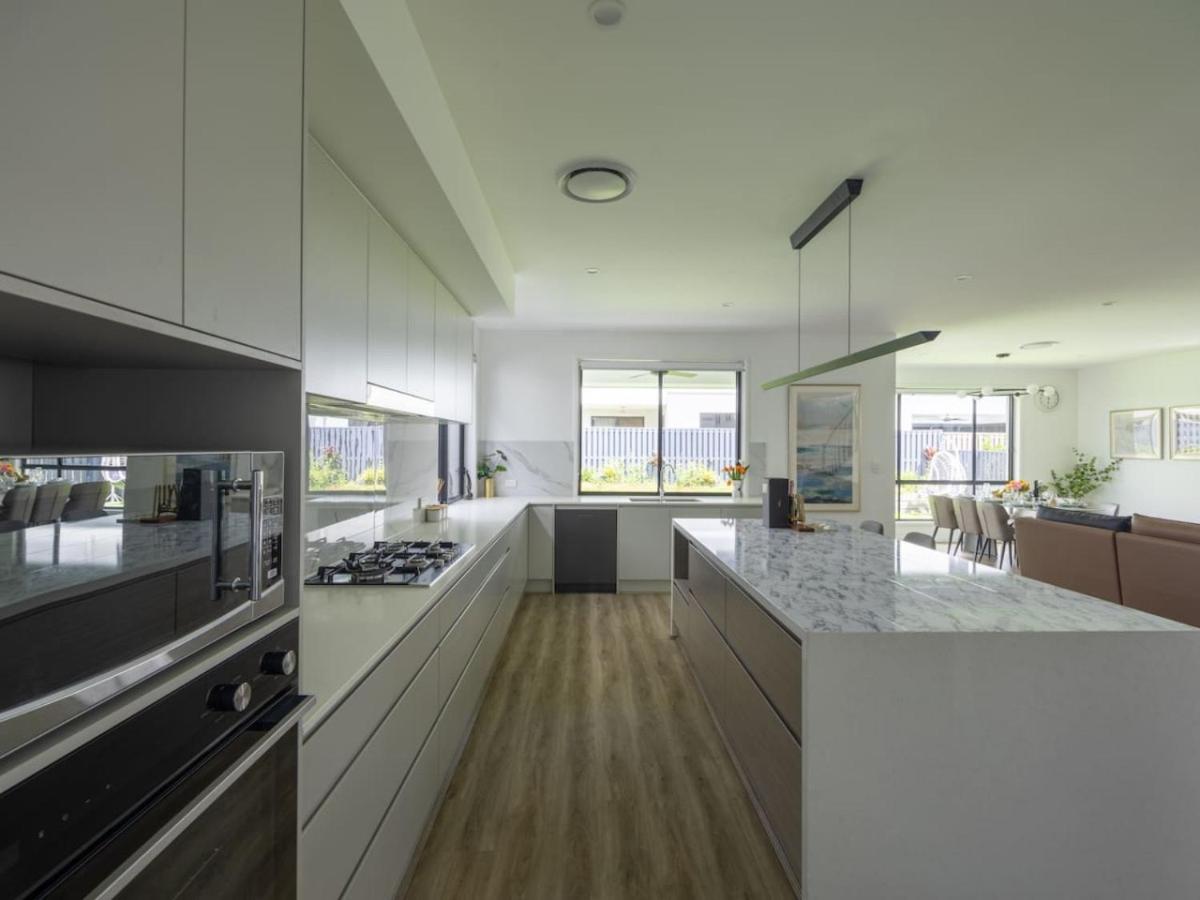 Modern Elegance Spacious 5BR Retreat in Rochedale
