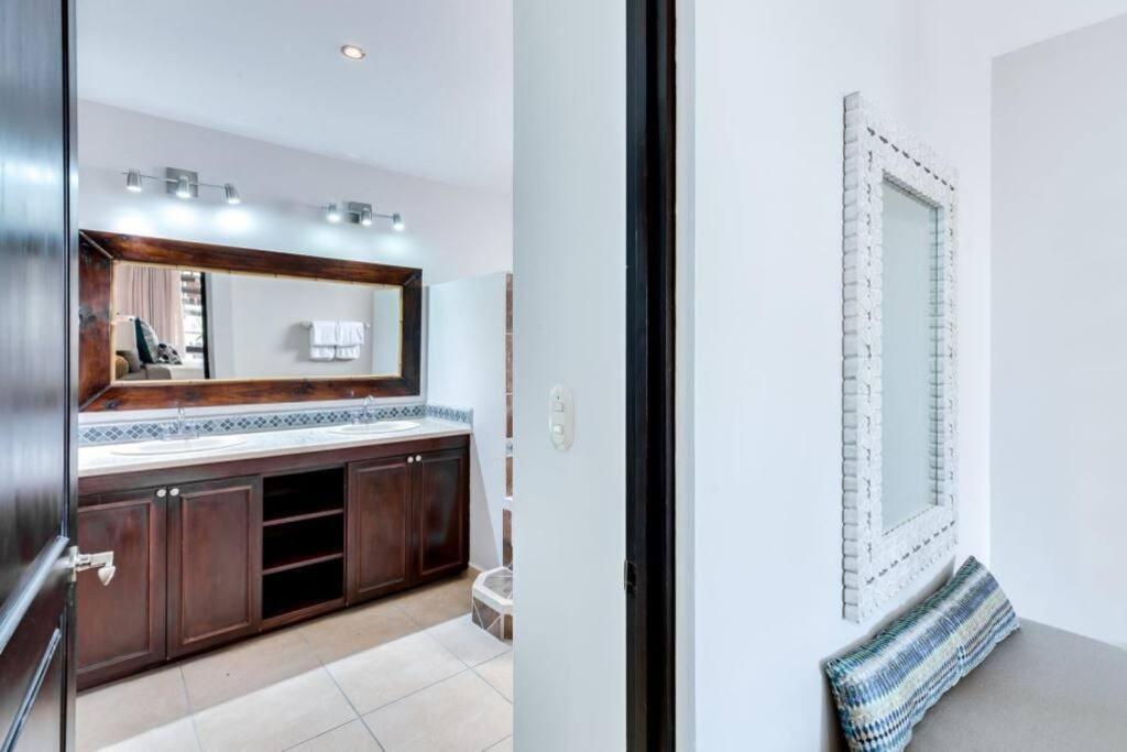 Rooftop balcony oceanfront PH condo with King beds
