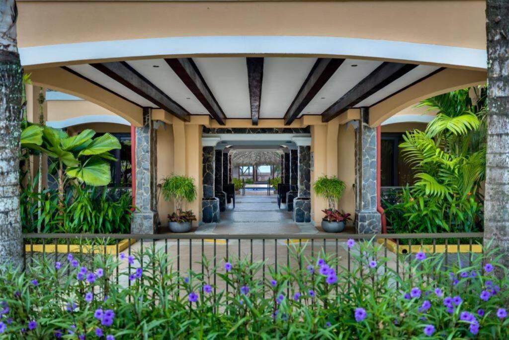 Rooftop balcony oceanfront PH condo with King beds