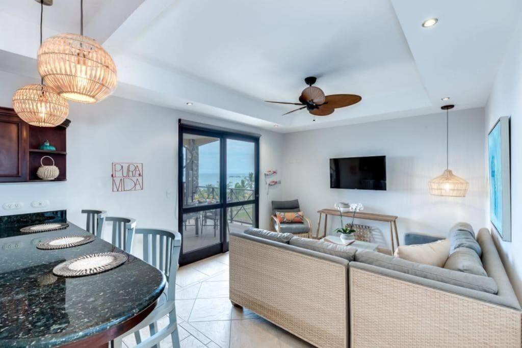 Rooftop balcony oceanfront PH condo with King beds