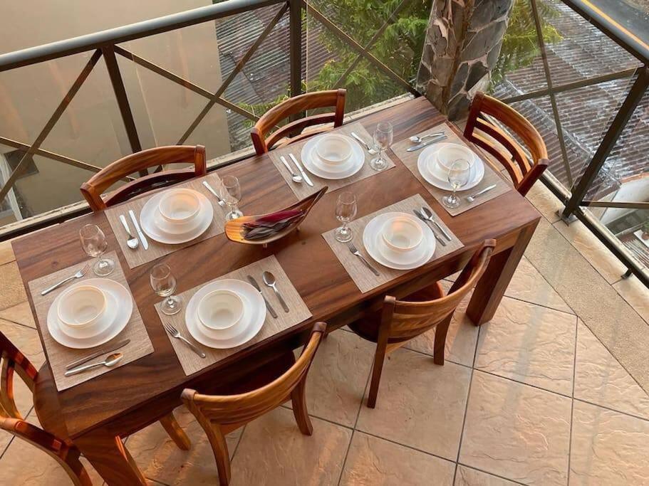Rooftop balcony oceanfront PH condo with King beds