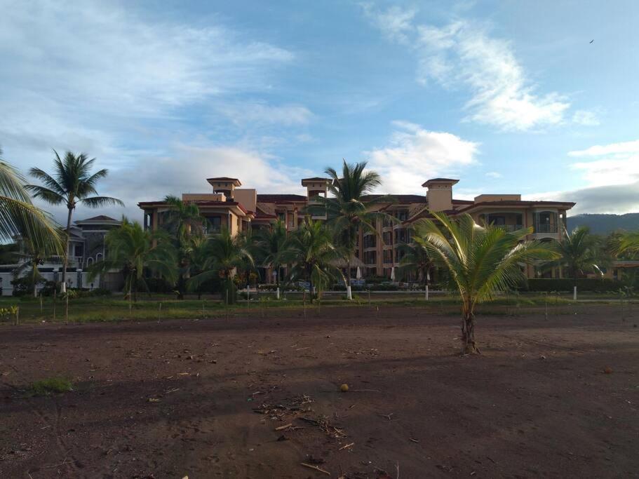 Rooftop balcony oceanfront PH condo with King beds