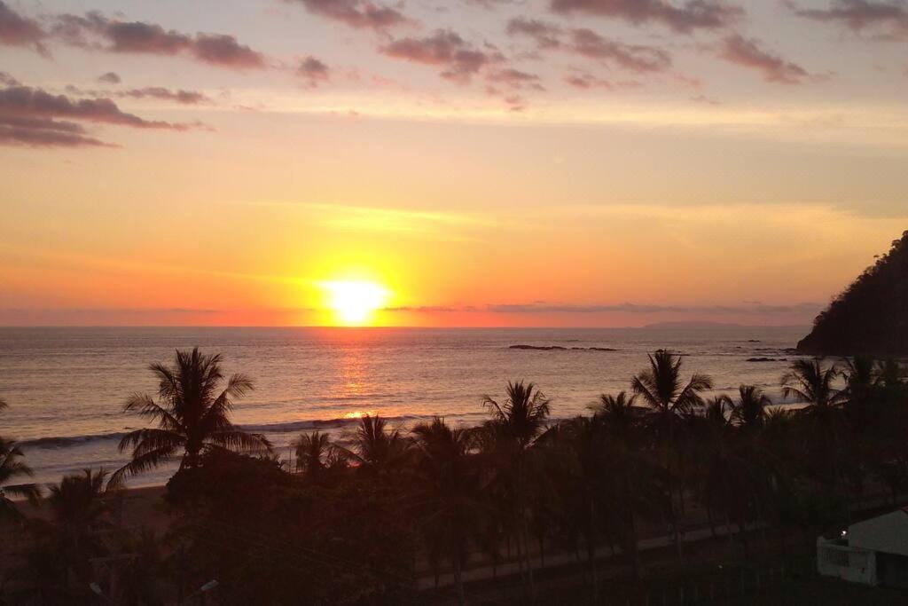 Rooftop balcony oceanfront PH condo with King beds