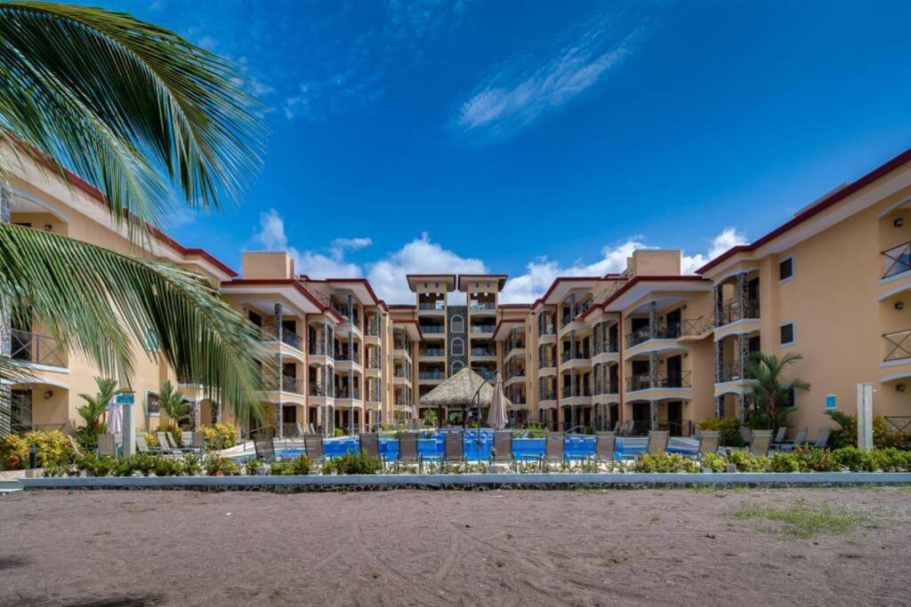 Rooftop balcony oceanfront PH condo with King beds
