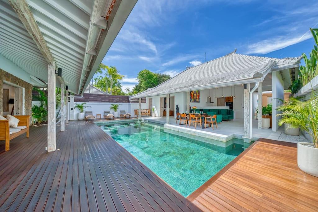 Beautiful villa Yang Tao in the heart of Seminyak with private staff view 4