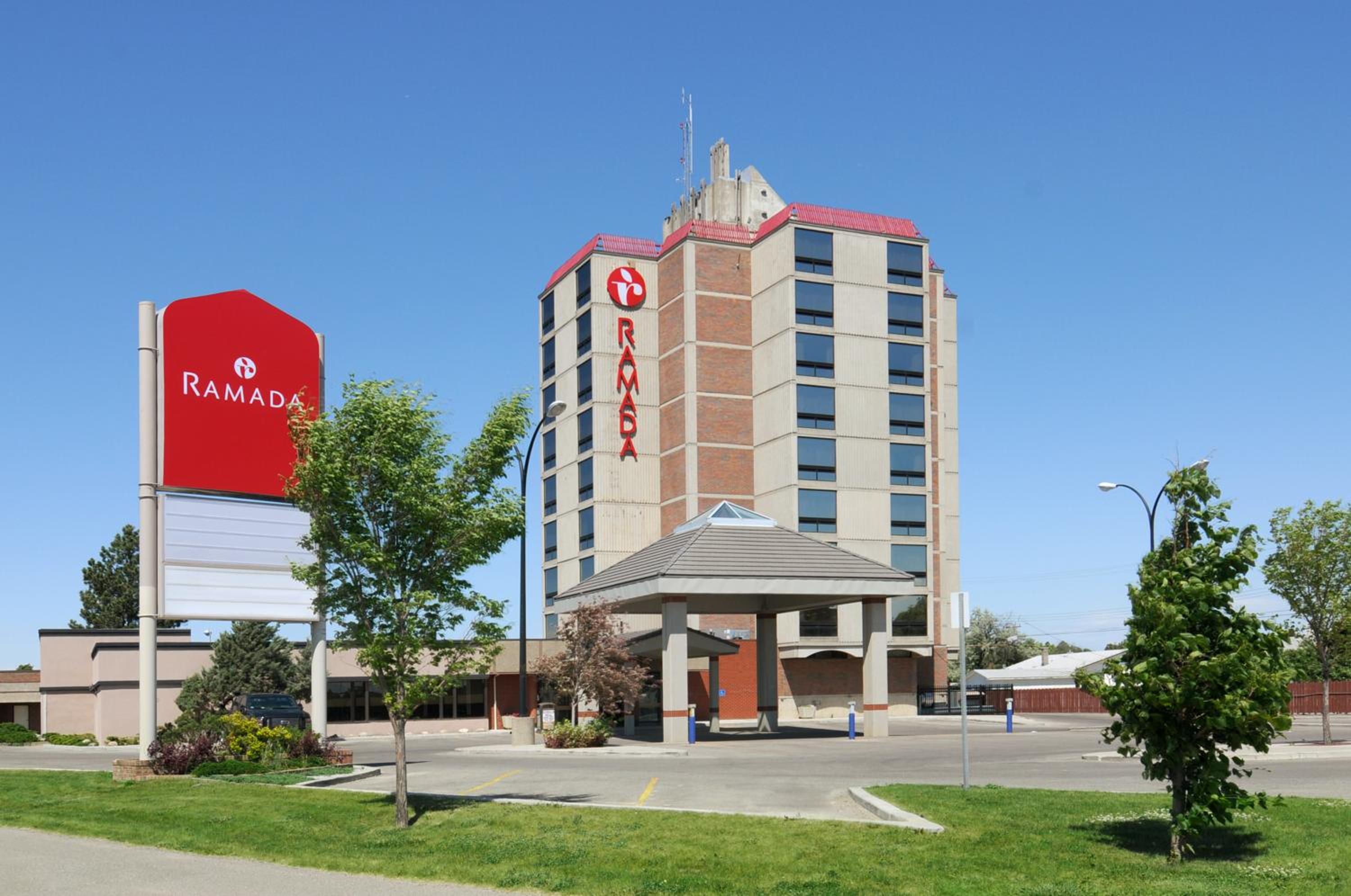 Lethbridge Vacations - Ramada by Wyndham Lethbridge - Property Image 1