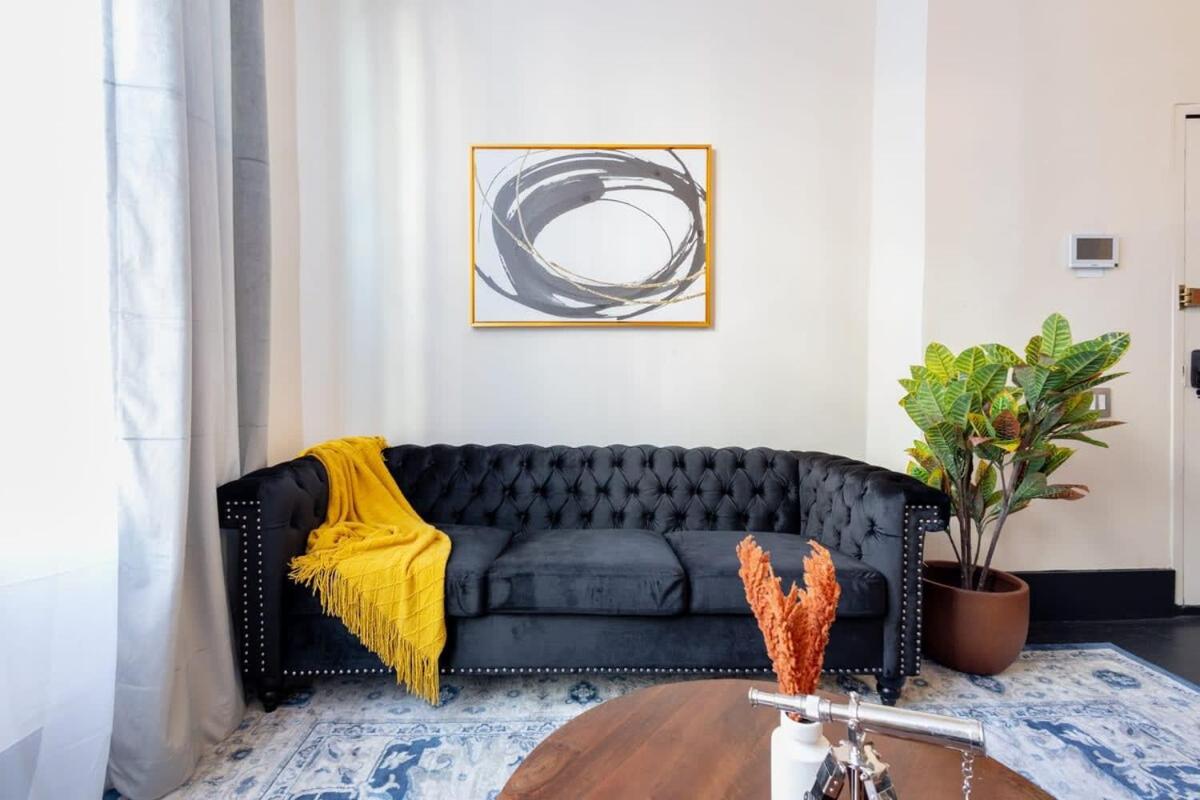 E10-1 Designer East Village Townhouse 1BR