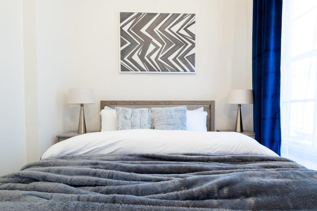 E10-1 Designer East Village Townhouse 1BR