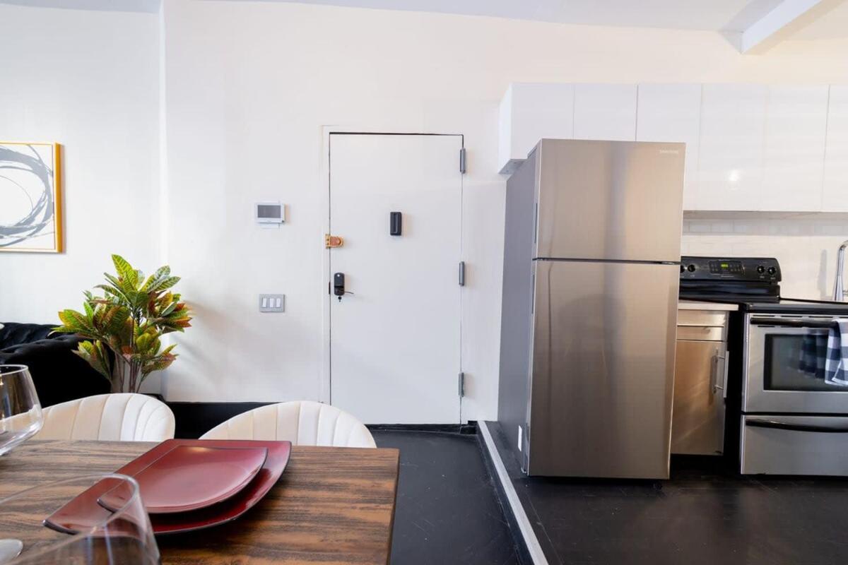 E10-1 Designer East Village Townhouse 1BR