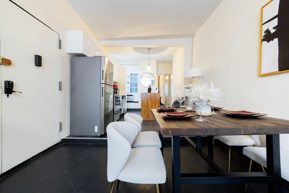 E10-1 Designer East Village Townhouse 1BR