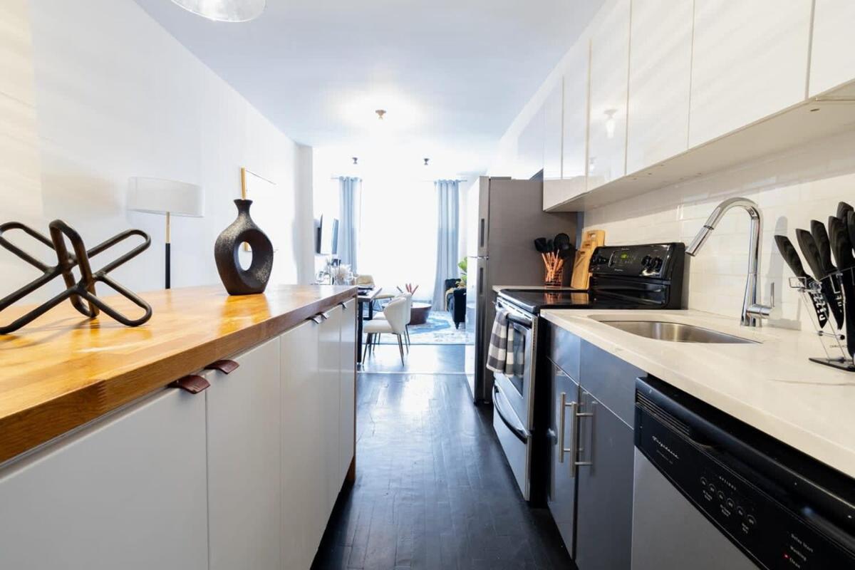 E10-1 Designer East Village Townhouse 1BR