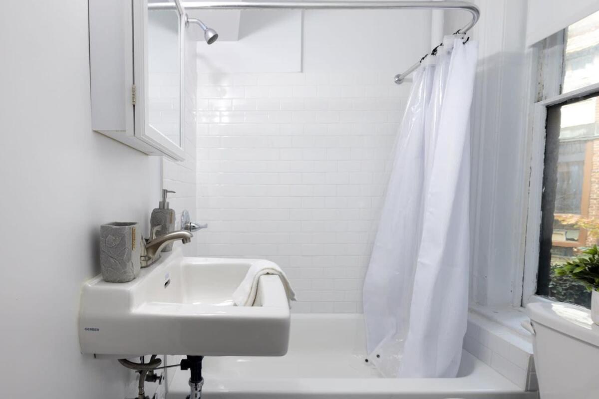 E10-1 Designer East Village Townhouse 1BR