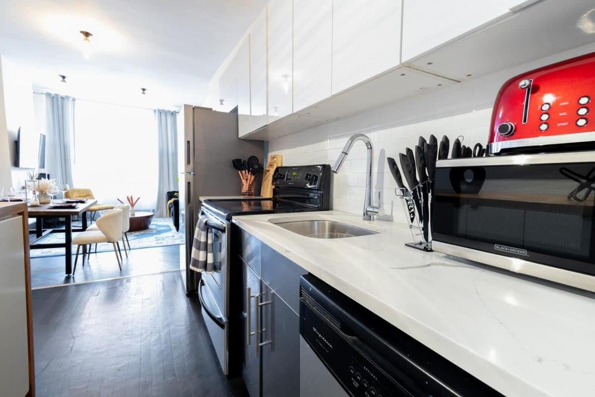E10-1 Designer East Village Townhouse 1BR
