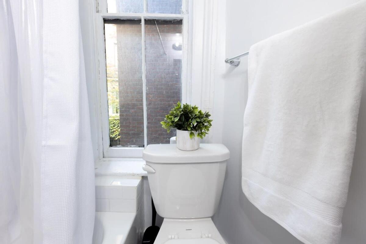 E10-1 Designer East Village Townhouse 1BR