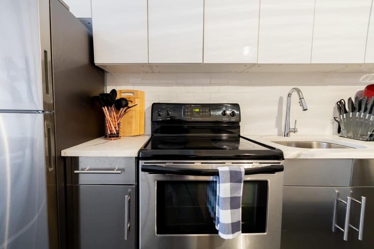 E10-1 Designer East Village Townhouse 1BR