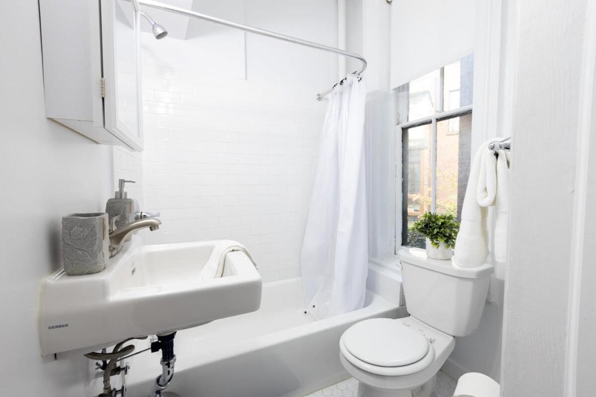 E10-1 Designer East Village Townhouse 1BR