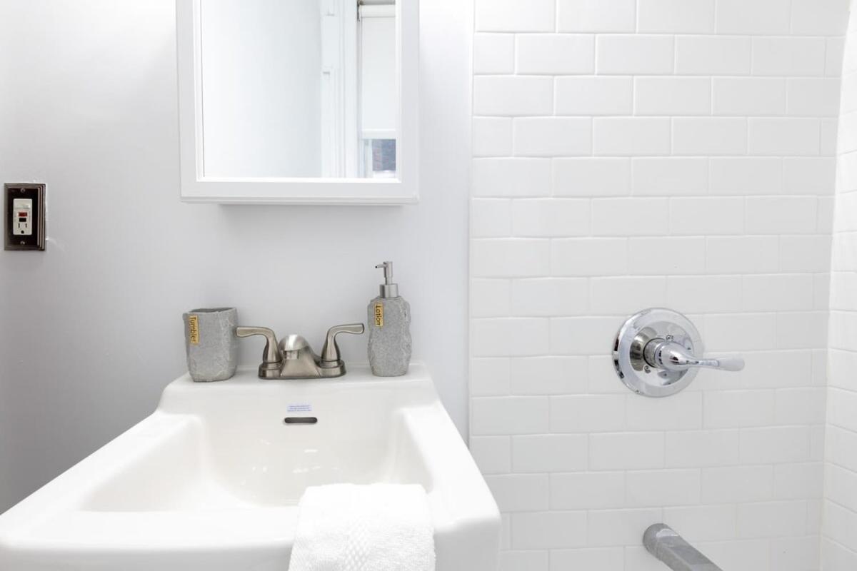 E10-1 Designer East Village Townhouse 1BR