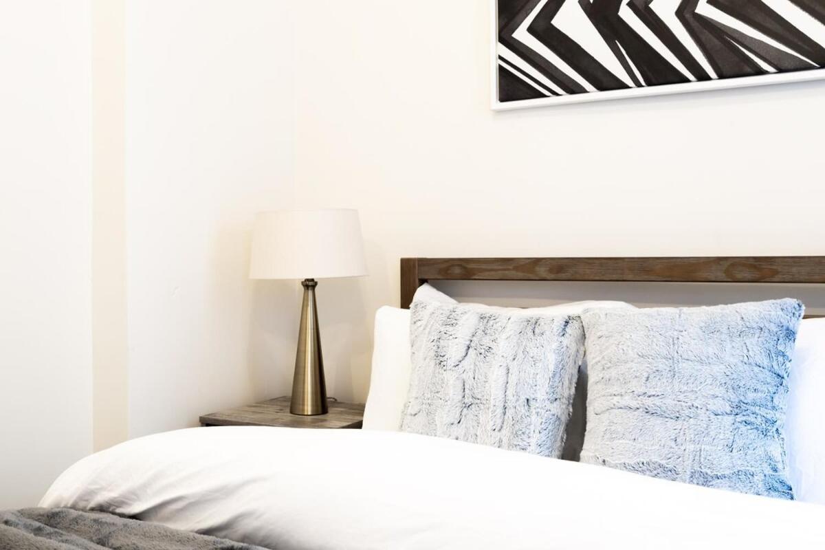 E10-1 Designer East Village Townhouse 1BR