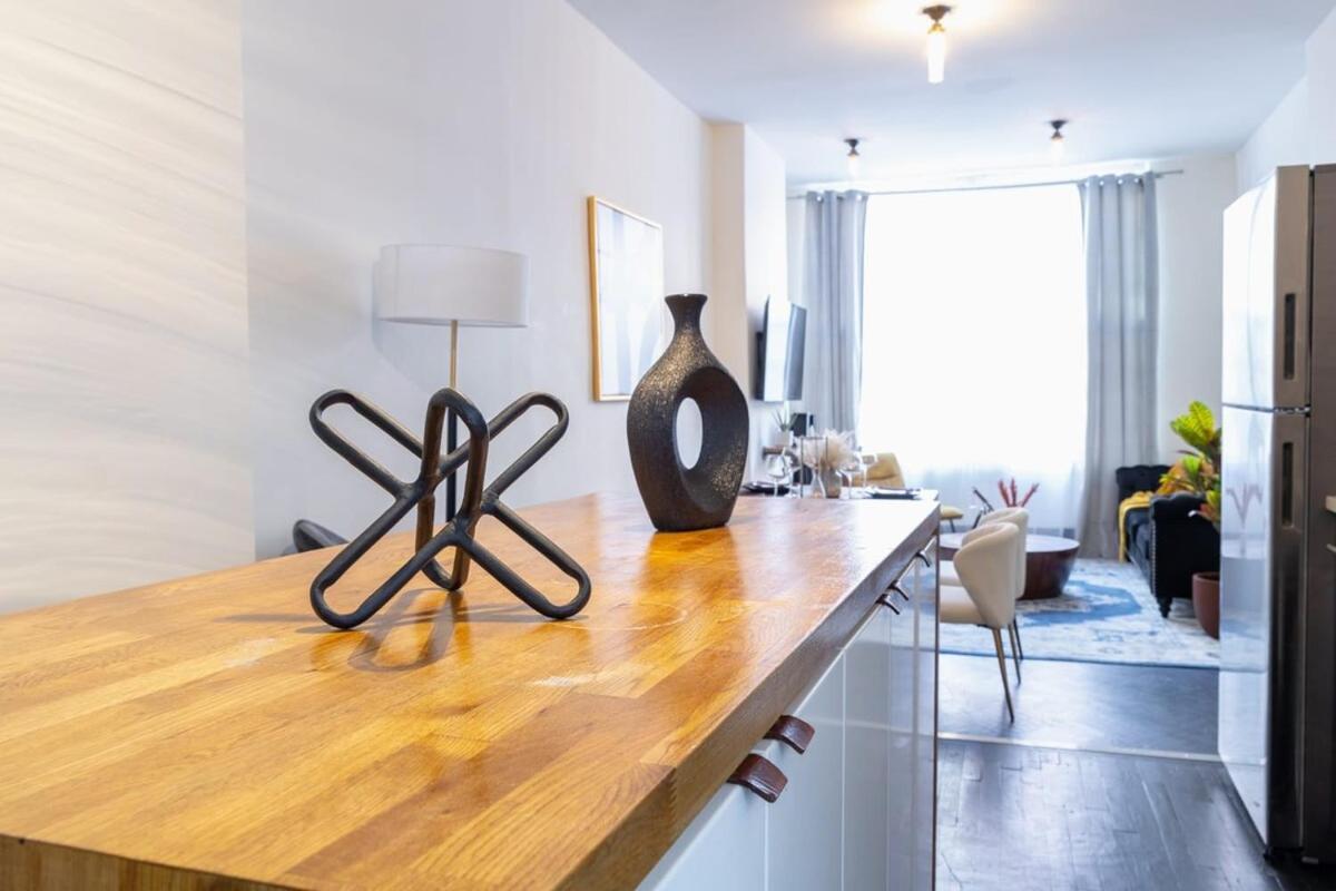 E10-1 Designer East Village Townhouse 1BR