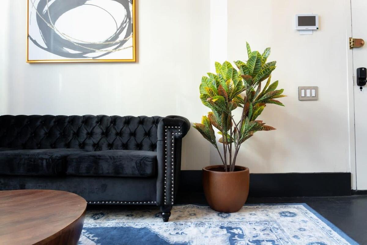 E10-1 Designer East Village Townhouse 1BR