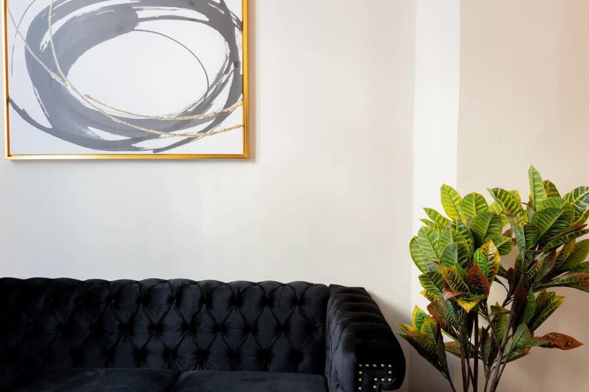 E10-1 Designer East Village Townhouse 1BR