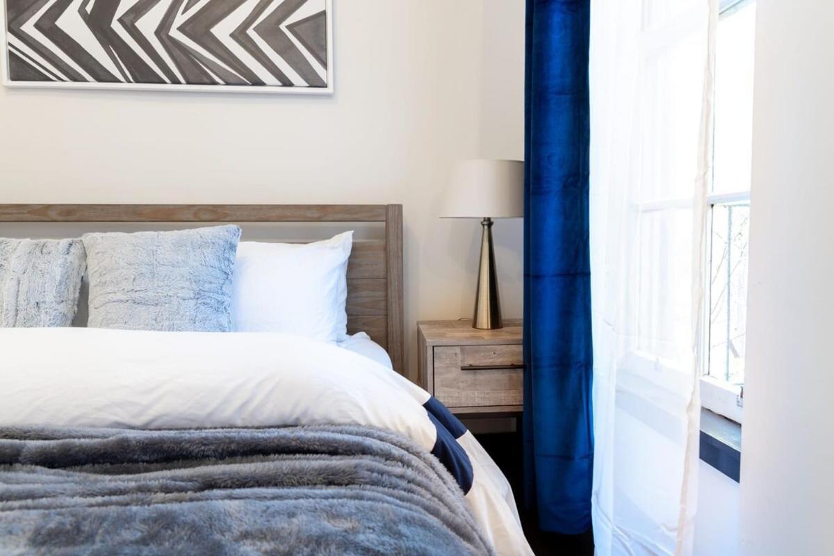 E10-1 Designer East Village Townhouse 1BR