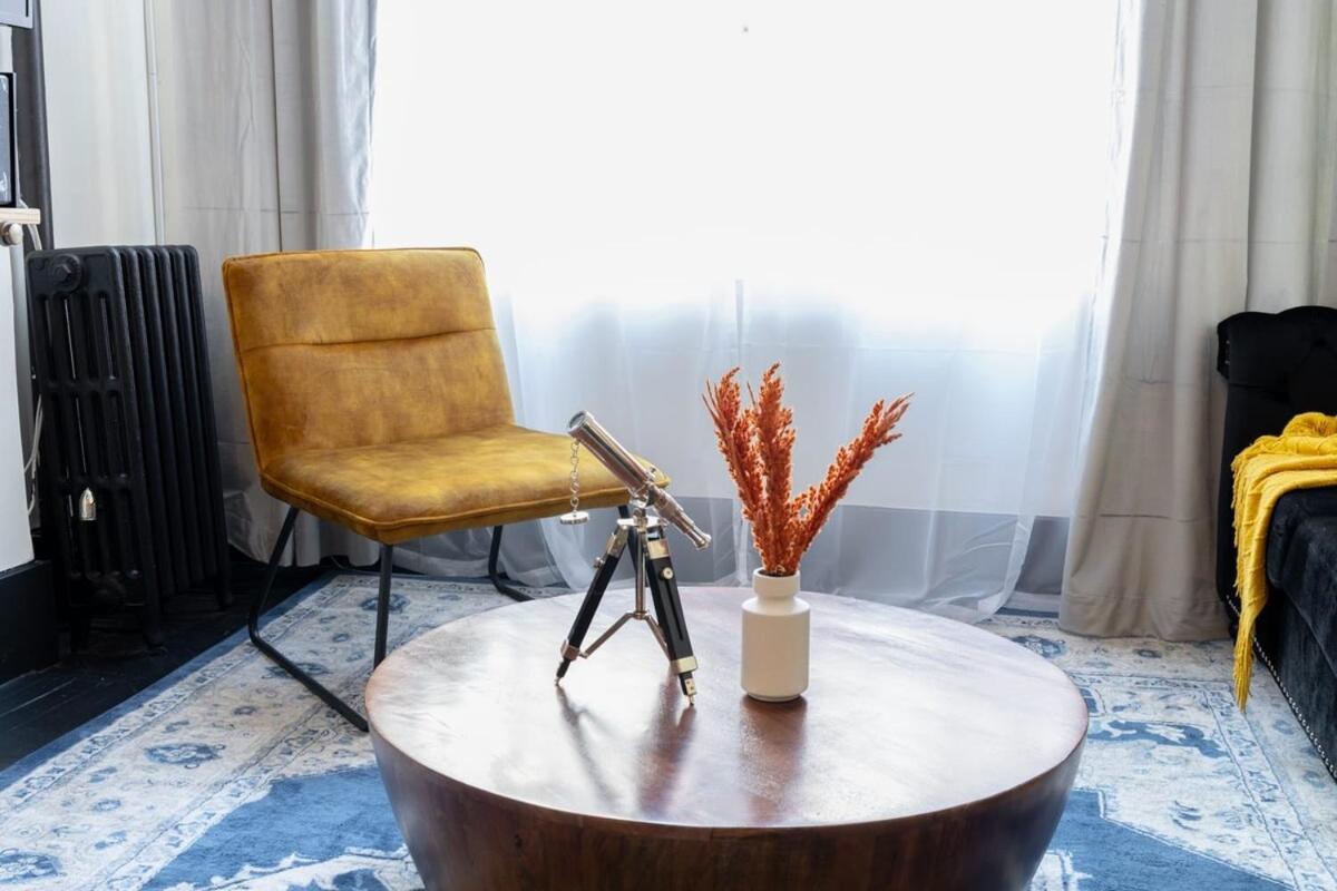 E10-1 Designer East Village Townhouse 1BR