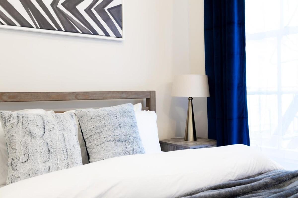 E10-1 Designer East Village Townhouse 1BR