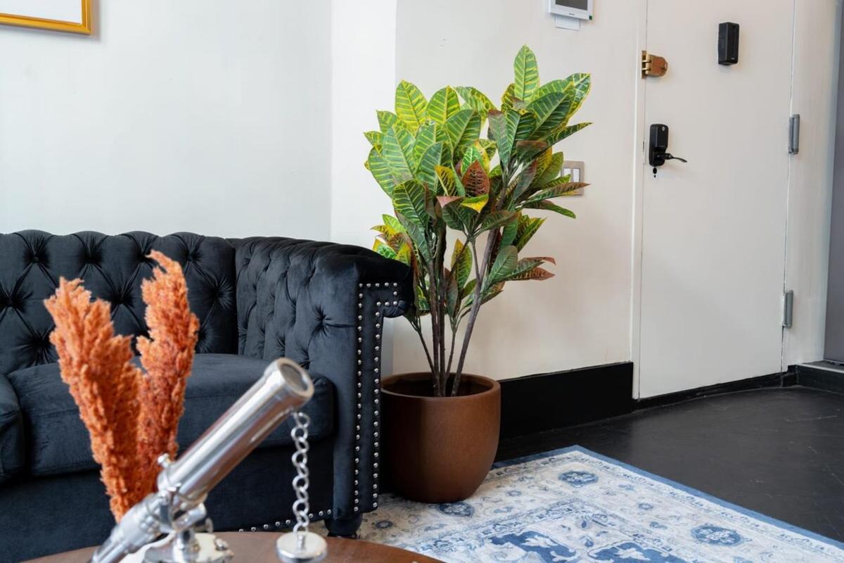 E10-1 Designer East Village Townhouse 1BR