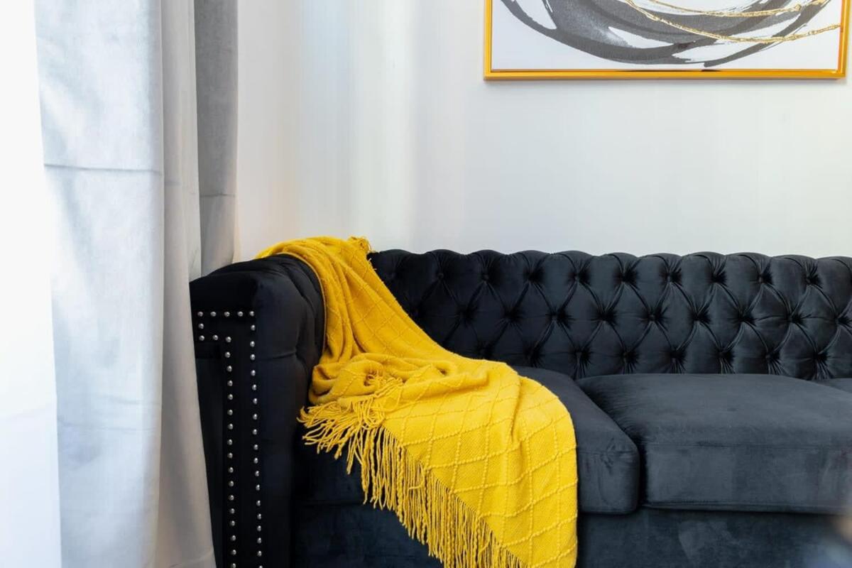 E10-1 Designer East Village Townhouse 1BR