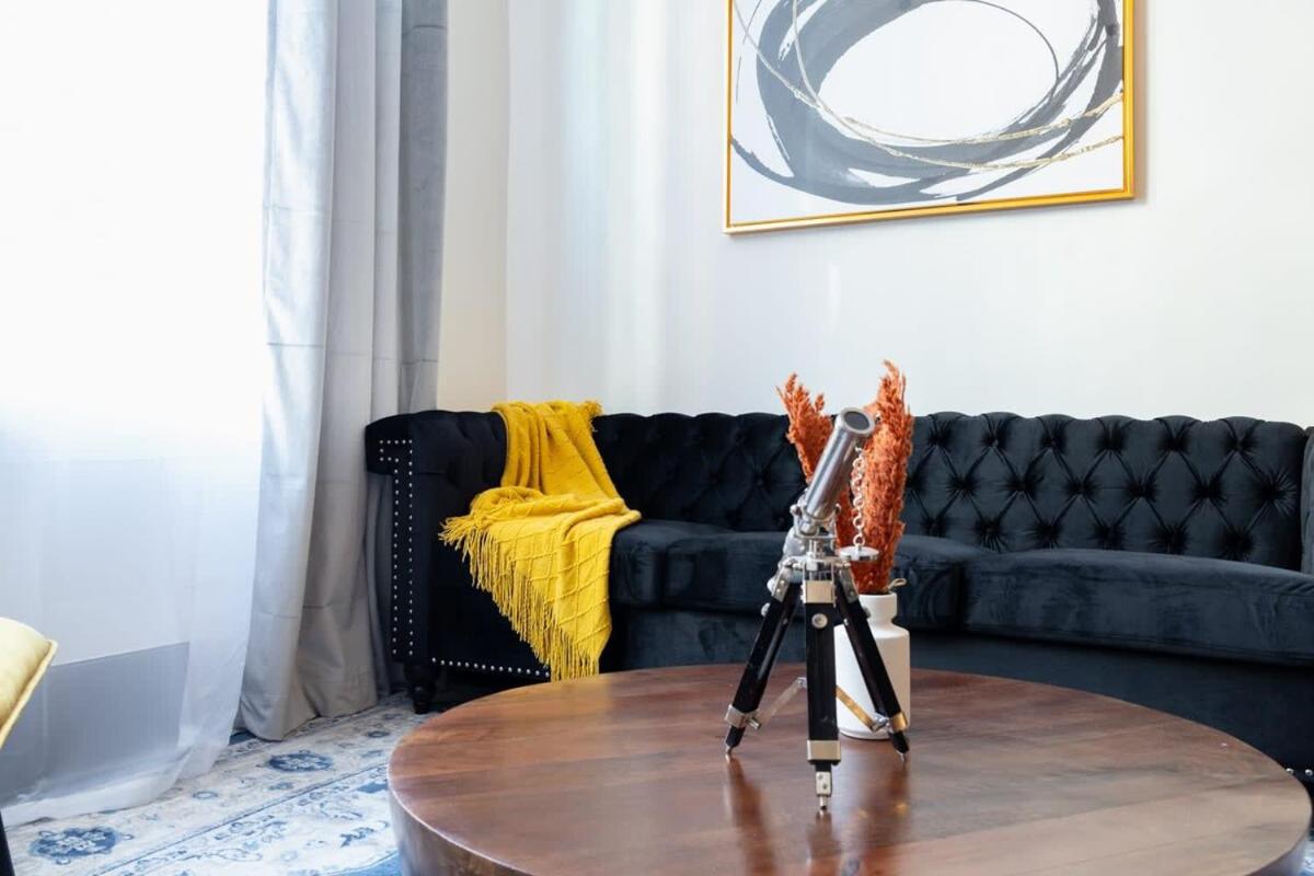 E10-1 Designer East Village Townhouse 1BR