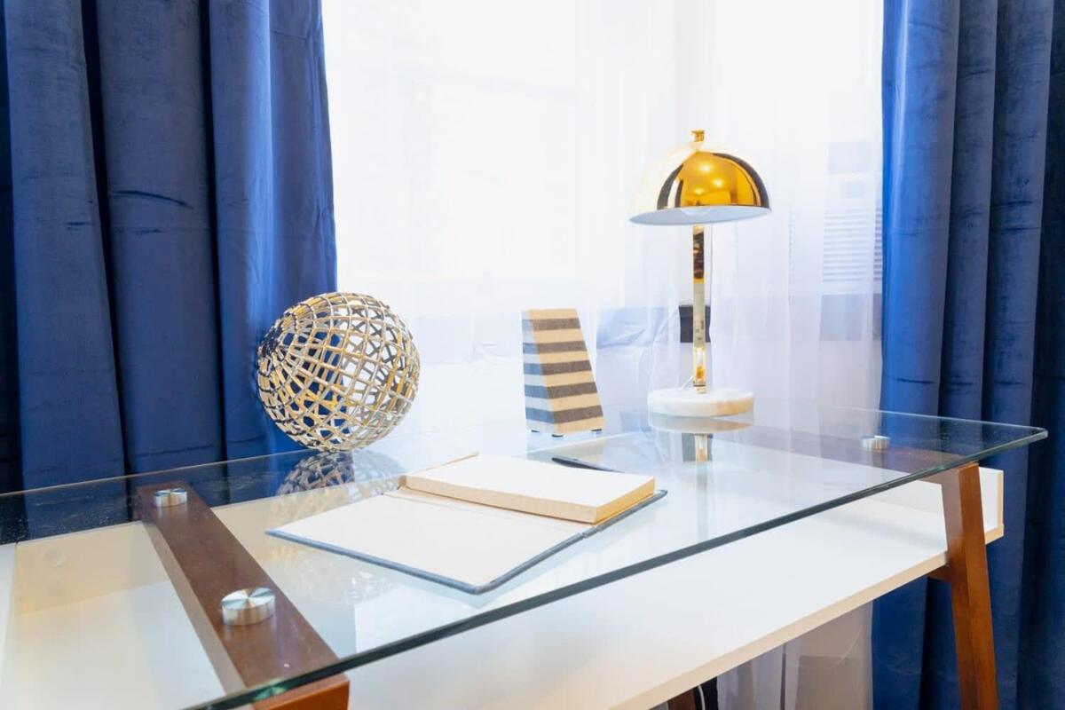 E10-1 Designer East Village Townhouse 1BR
