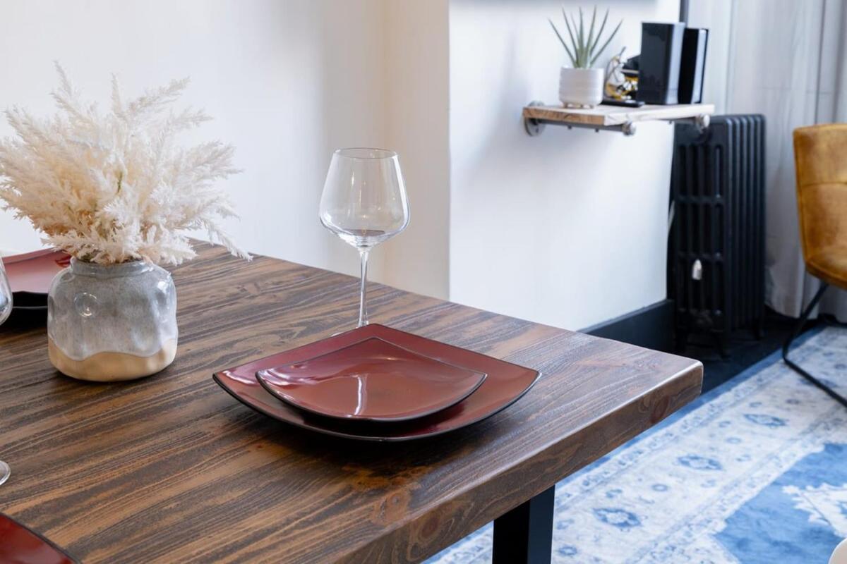 E10-1 Designer East Village Townhouse 1BR