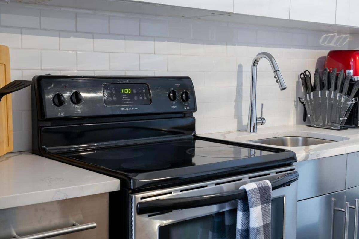 E10-1 Designer East Village Townhouse 1BR