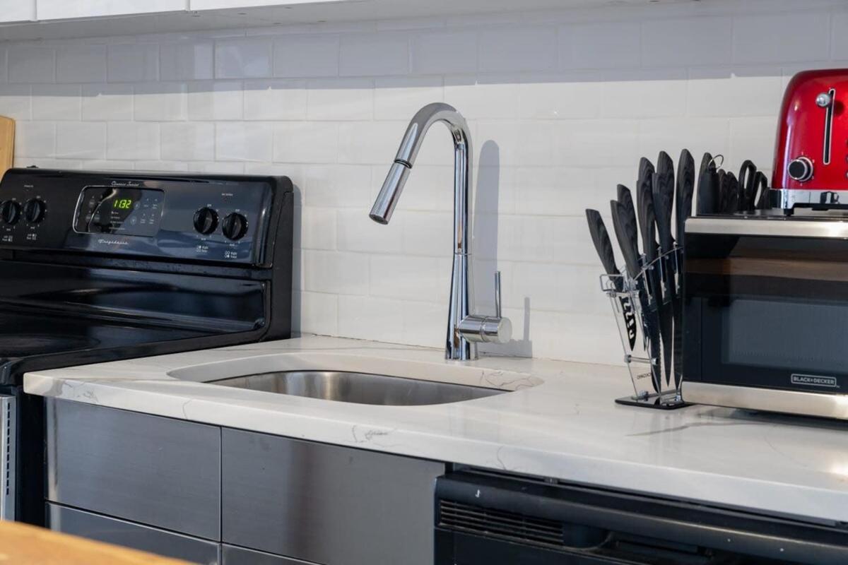 E10-1 Designer East Village Townhouse 1BR
