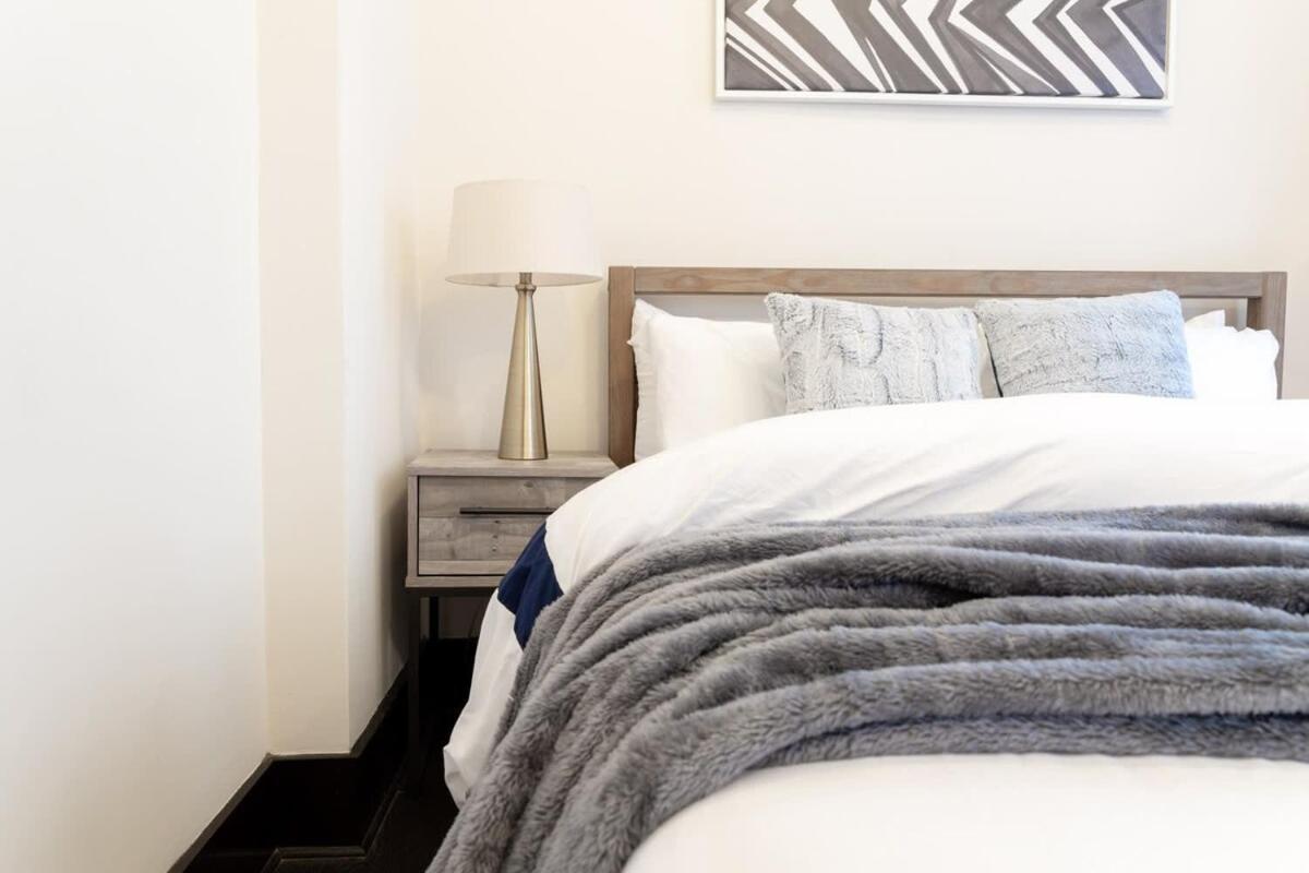 E10-1 Designer East Village Townhouse 1BR