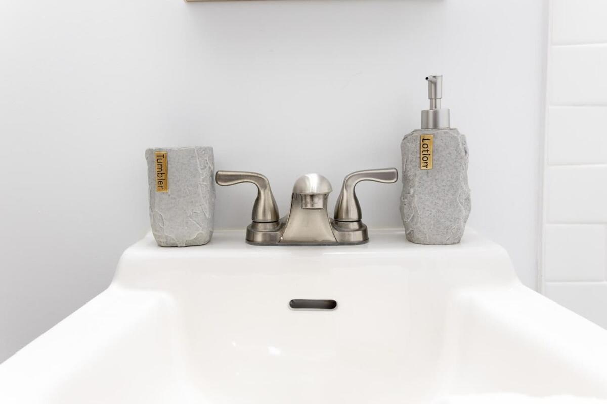 E10-1 Designer East Village Townhouse 1BR