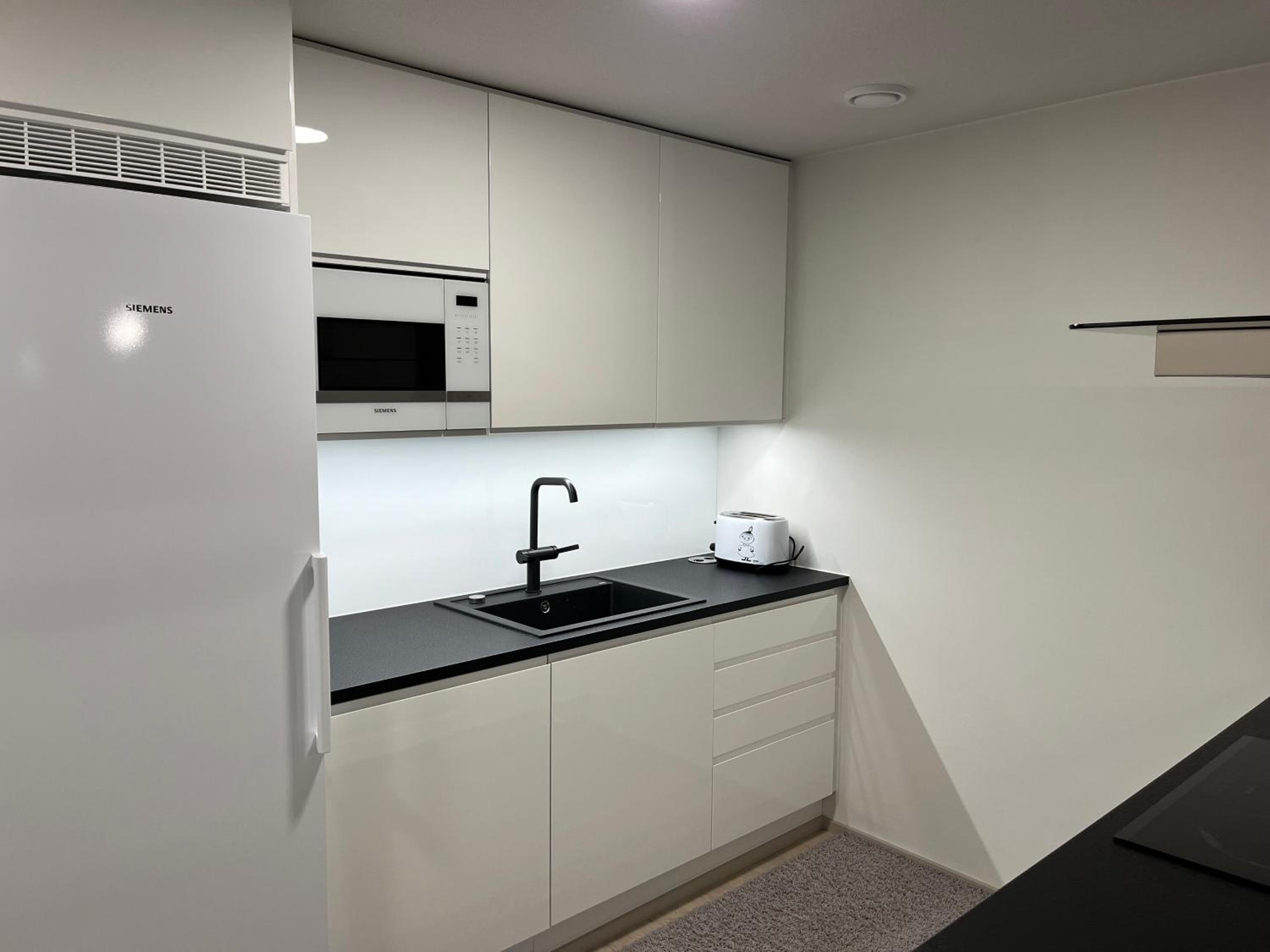 Modern 2BR apartment W 2 balconies, Metro, Helsinki 15min