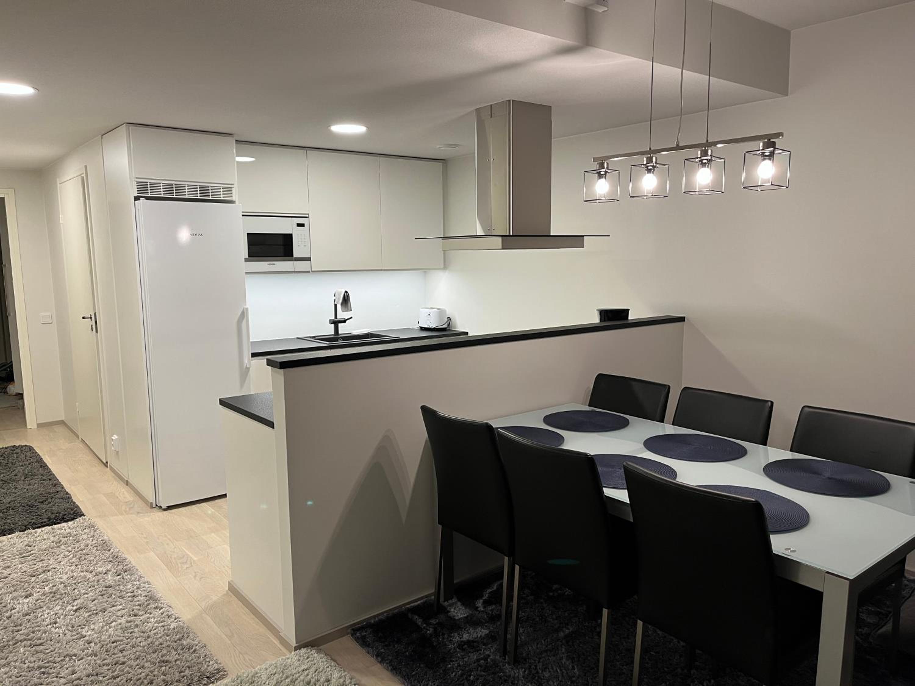 Modern 2BR apartment W 2 balconies, Metro, Helsinki 15min