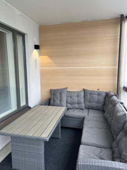 Modern 2BR apartment W 2 balconies, Metro, Helsinki 15min