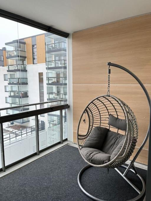 Modern 2BR apartment W 2 balconies, Metro, Helsinki 15min