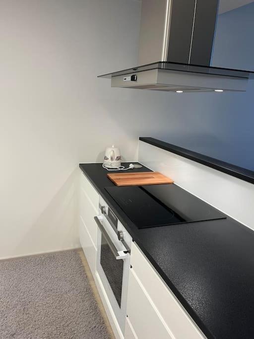 Modern 2BR apartment W 2 balconies, Metro, Helsinki 15min