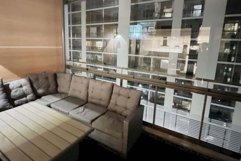 Modern 2BR apartment W 2 balconies, Metro, Helsinki 15min