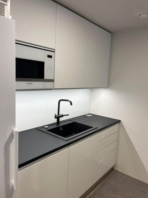 Modern 2BR apartment W 2 balconies, Metro, Helsinki 15min